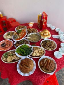 梦解析：酒席盛宴背后的财运暗示