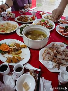 梦境酒席心理密码：社交财富与幸福期待