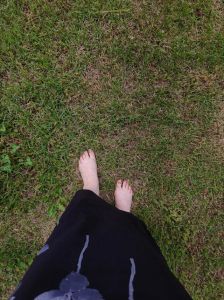 夏日赤脚风情：自信舒适的自然之美