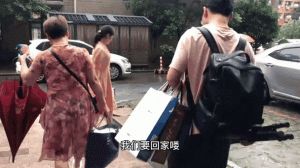 隔壁搬来的一对新婚小夫妻，隔壁小夫妻大战大学生，搞笑又真实！