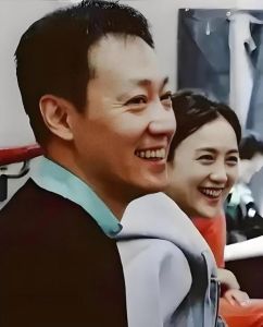 辛柏青悼念亡妻朱媛媛，现身大孤山祈福引关注