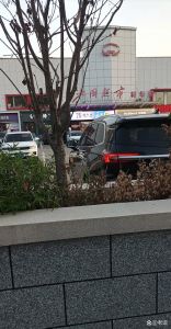 女子吐槽超市菜品长毛被拒赔，超市食品长毛发霉 顾客索赔超市如何处理