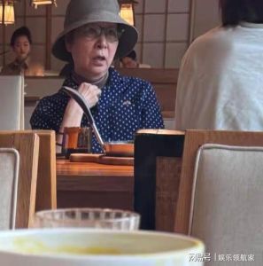 70岁奚美娟素菜馆喝茶，素面朝天气质佳