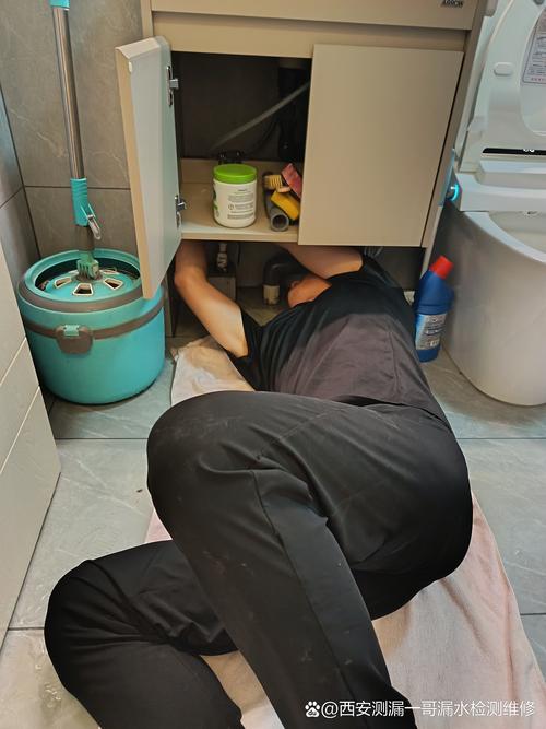 老公不在家，修水管的工人，爆水管急叫师傅，气氛莫名怪怪的