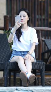 44岁李小璐上海街头状态好，像少女，穿搭时尚，积极生活获赞