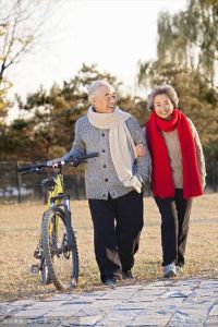 老夫妻之间的相互扶持，尊重包容，细节见真情