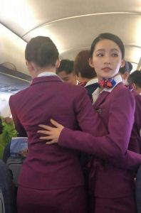 飞机上和空姐谈恋爱，空姐为啥吸引人？如何自然认识她们并发展关系？