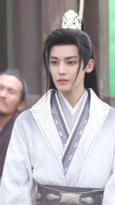 侯明昊杨无间造型惊艳！