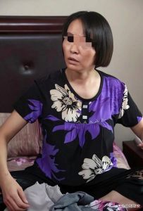 50岁大妈老公出轨后离婚，张兰离婚后寻爱历险记