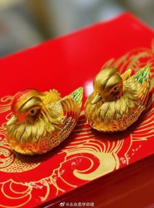 什么摆设能增加夫妻感情，阳光色彩增感情，结婚照放床头甜蜜旺