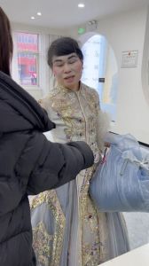 换衣服被异性看到了怎么办，孩子问性别差异？爸妈这样自然回应