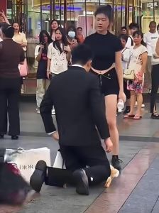 男人给自己老婆跪下丢人吗，为家真心不丢人，装样才丢脸
