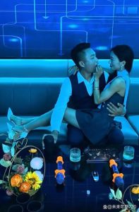 情侣可以在ktv里亲亲嘛，KTV夜场约会浪漫私密，但公园散步更自在