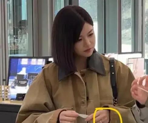 原来这个表情包是陈妍希的手，小笼包变小龙女，戏外情路引关注