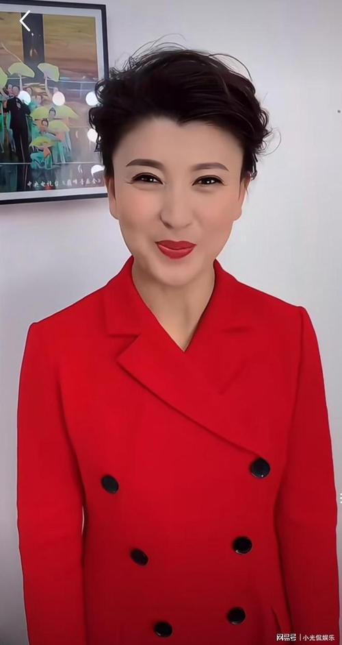 闫学晶照片,从丑角到春晚明星,三亚悠闲直播,感情生活揭秘 闫学晶照片,从丑角到春晚明星,三亚悠闲直播,感情生活揭秘