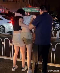 两闺蜜和同一小伙恋爱，十年暗恋错付，闺蜜为爱反目