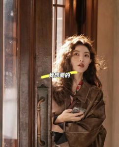 钟楚曦卷发，钟楚曦羊毛卷发型吸睛，穿搭个性迷人