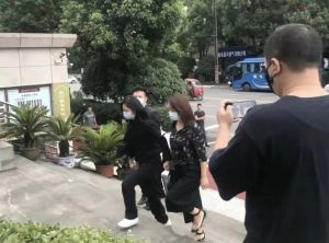 谭松韵机场和粉丝拥抱，谭松韵母亲去世，耿耿妈妈真不在了