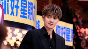 黄子韬向粉 丝道歉，黄子韬道歉粉丝半信半疑，爸心疼儿子太拼