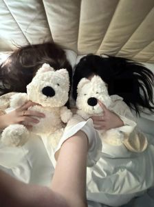 女朋友接受我和她闺蜜一块睡，夏日三人挤大床，尴尬变温馨，学会保持距离与尊重