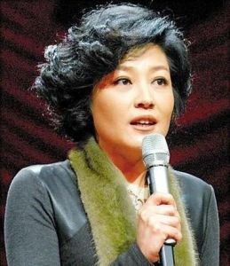 李咏去世7年 妻子哈文海外生活引争议