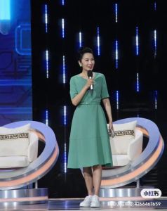 管彤央视跨年直播惊喜现身，棉衣主持引热议