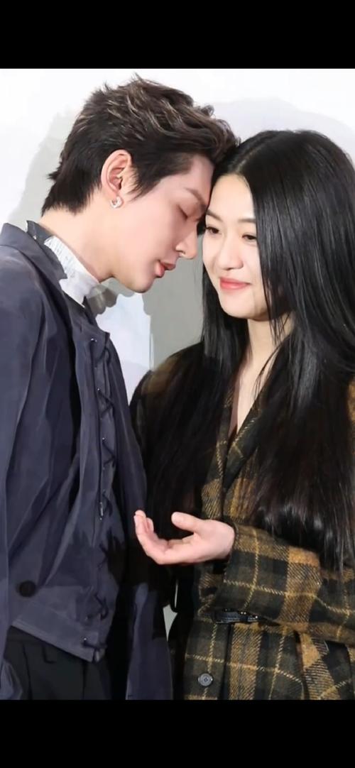 狗仔拍到了周奇向涵之热恋? 狗仔拍到了周奇向涵之热恋?