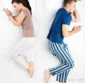 夫妻不在一起睡觉正常吗，夫妻分床睡，别让感情变淡了