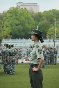 军训期间教官和女生谈恋爱，不平等的感情，易酿成伤害