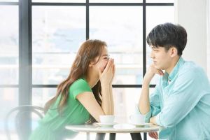 成年女生和高中男生谈恋爱，姐弟恋不易，幸福需经营