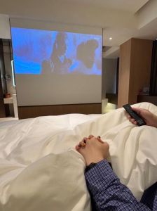 大学生第一次和男朋友出去住，甜蜜紧张，好物缓解尴尬