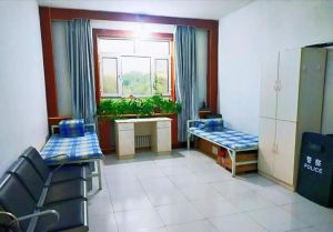 公务员能带男朋友回宿舍吗，公务员带男友回宿舍过夜，不妥影响形象