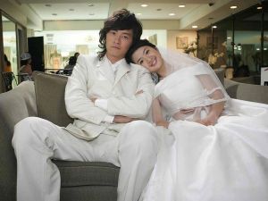 天天都要给男朋友跪下请安，女友朵朵婚前混乱，婚后发现孩子不是他的