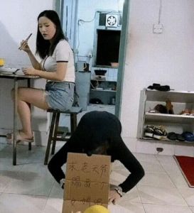 老婆罚跪，夫妻争吵，跪易拉罐惩罚引热议